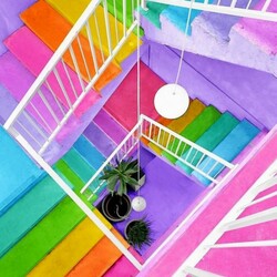 Пазл: По разноцветной лестнице