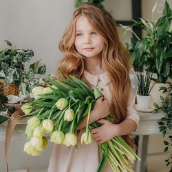 Пазл: Девочка с цветами