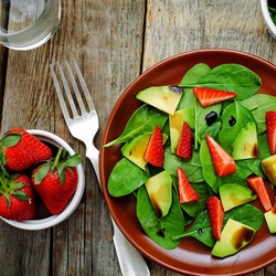 Пазл: Салат с клубникой и авокадо