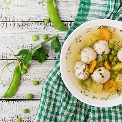 Пазл: Суп с фрикадельками и зеленым горошком