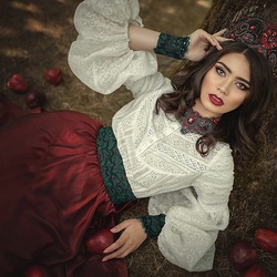 Пазл: Девушка с яблоками