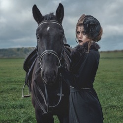 Пазл: Девушка с черным конем
