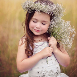 Пазл: Девочка с букетом цветов