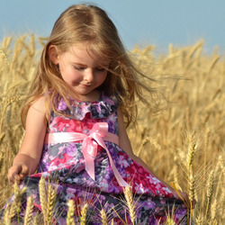 Пазл: Девочка в поле пшеницы
