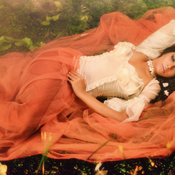 Пазл: Брюнетка в траве