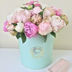 Пазл: Коробка с букетом  пионов