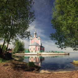 Пазл: Храм между деревьев