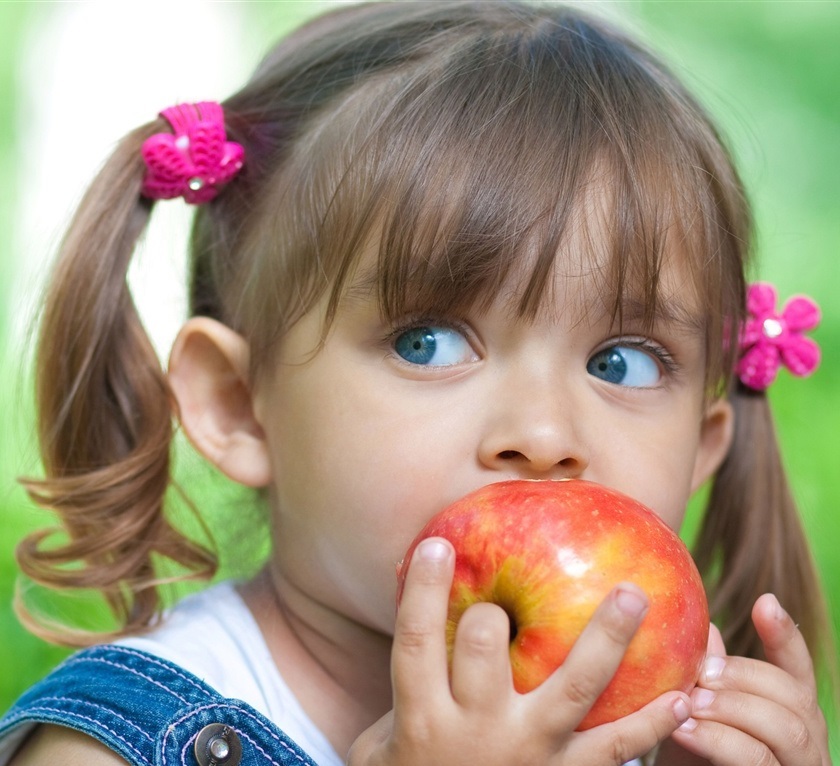 Сосание девочки. Девочка с яблоками. Кушает яблоко. Фотосессия с яблоками. Малышка с яблоками.