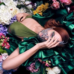 Пазл: Девушка в цветах