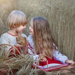 Пазл: Дети в поле пшеницы