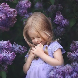 Пазл: Девочка и цыпленок