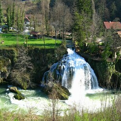 Пазл: Деревушка у водопада