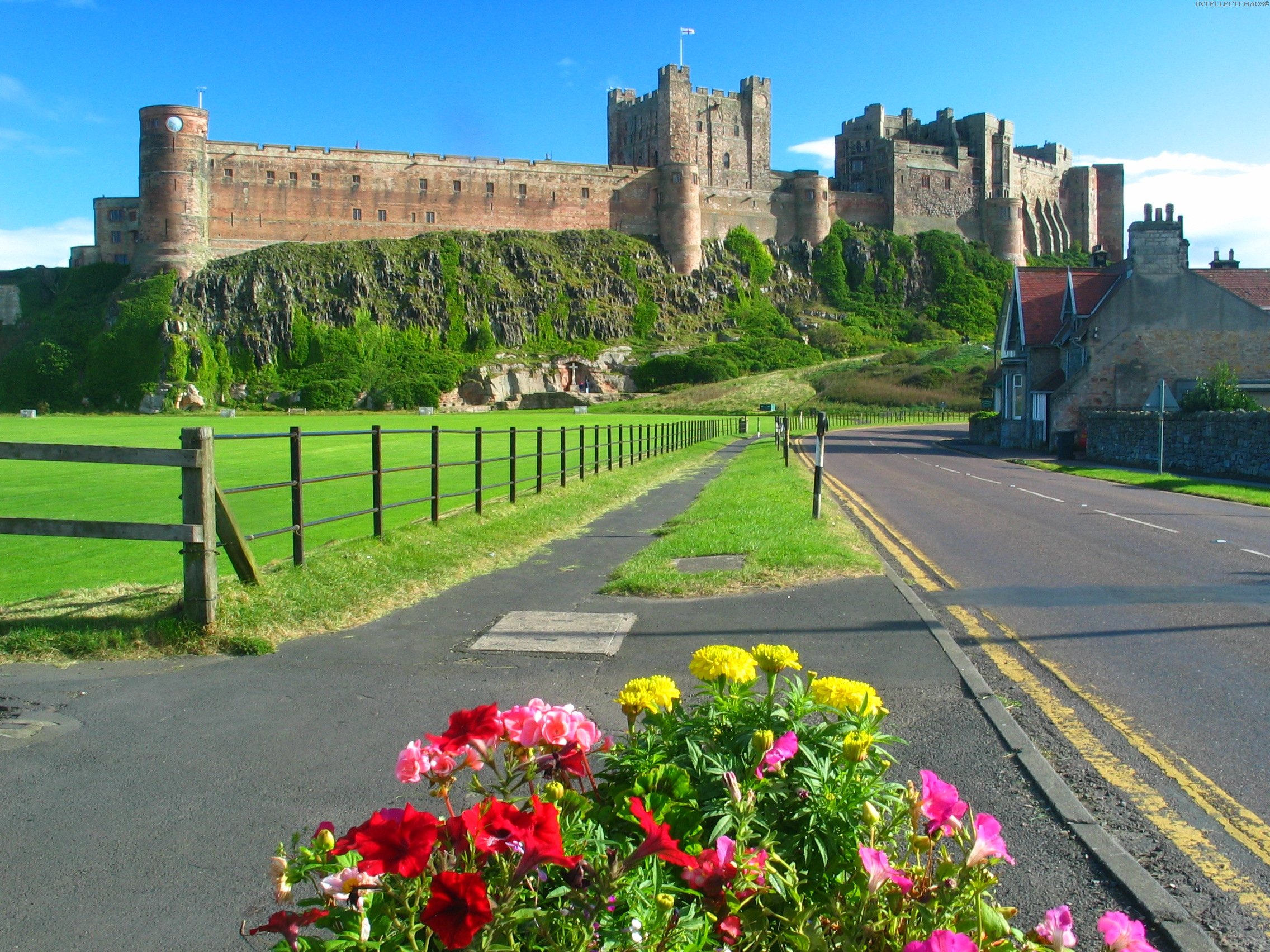 Castle summer. Графство Нортумберленд Англия. Замок Бамбург. Нортумберленд Англия дорога. Замок Бамбург графство Нортумберленд Великобритания фото.