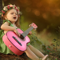 Пазл: Девочка с розовой гитарой