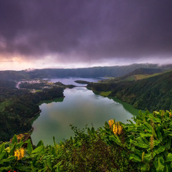 Пазл: Озеро утопающее в горах