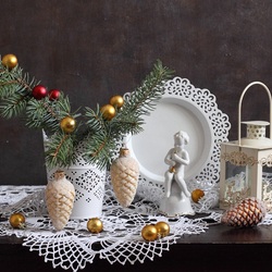 Пазл: Натюрморт с белыми фигурками