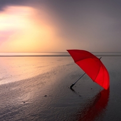 Пазл: Зонтик и море