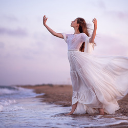 Пазл: Танцовщица на берегу моря