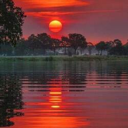 Пазл: Над рекою закат