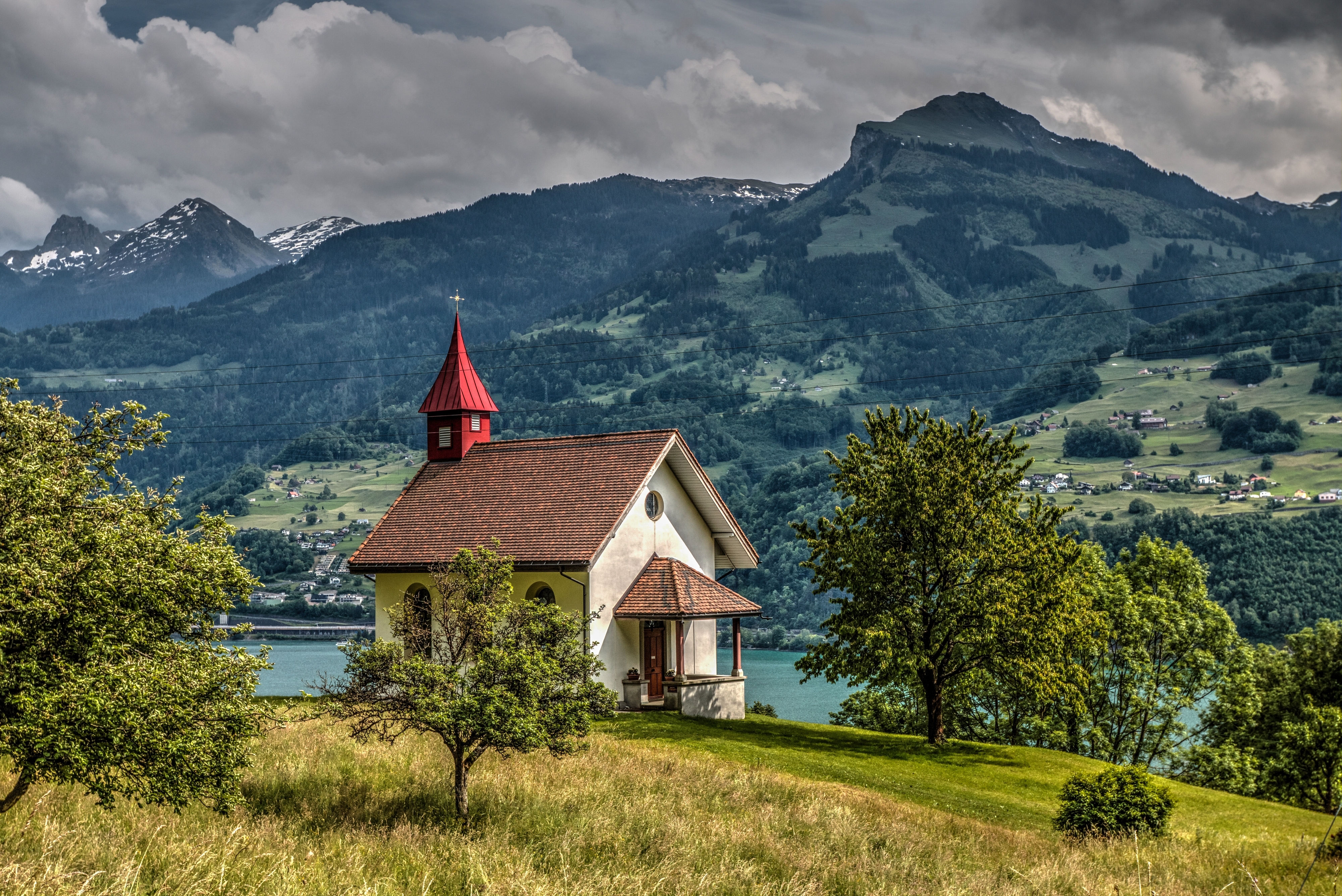 Белые дома сбегали с гор. Пеннинские Альпы Швейцария. Домик в горах Альпы Швейцария. Валензе озёра Швейцарии. Долина Розенлау Швейцария.