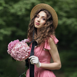 Пазл: Розовая гортензия в руках