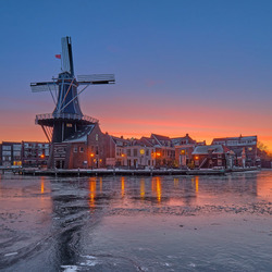 Пазл: Мельница над городом