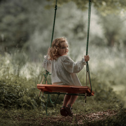 Пазл: Девочка на качелях