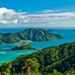 Пазл: Зеленые холмы и океан