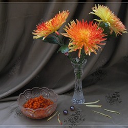 Пазл: Мазок оранжевого на сером