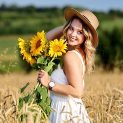 Пазл: Девушка и подсолнухи