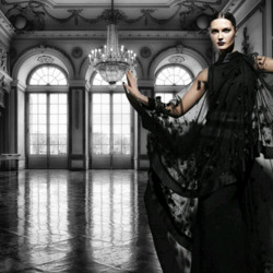 Пазл: Девушка в черном платье