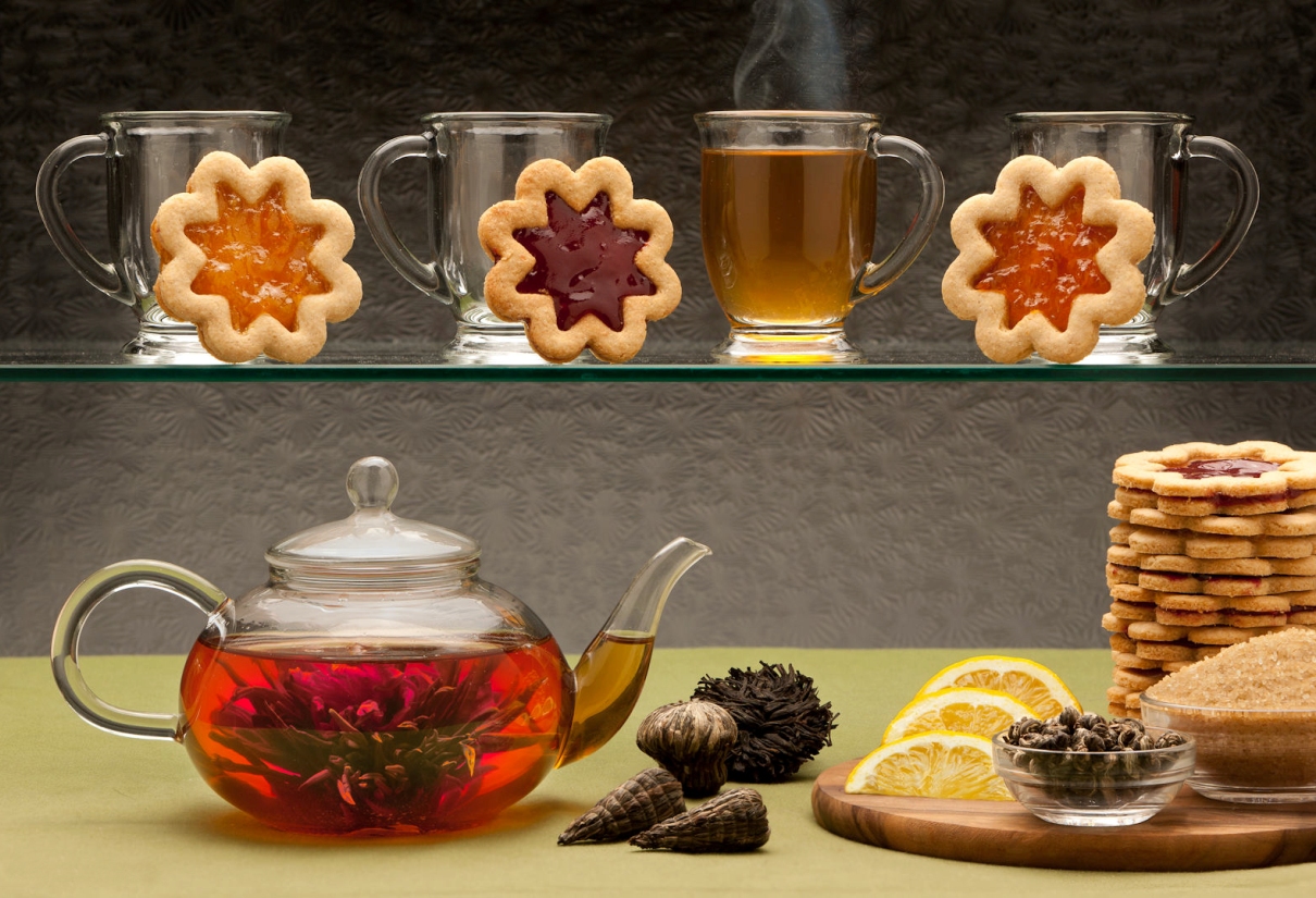 Чай пью с печеньем. Чай со сладостями. Чай с конфетками. Чай с печеньками. Печенье с чаем.