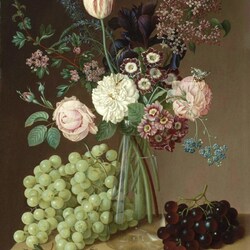 Пазл: Цветы в стеклянной вазе с виноградом