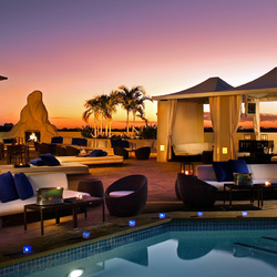 Пазл: Бар с камином и бассейном