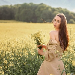 Пазл: Девушка в желтом поле