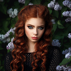 Пазл: На фоне сирени