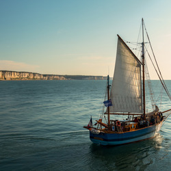 Пазл: Корабль с белыми парусами