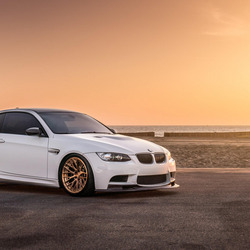 Пазл: Белый БМВ