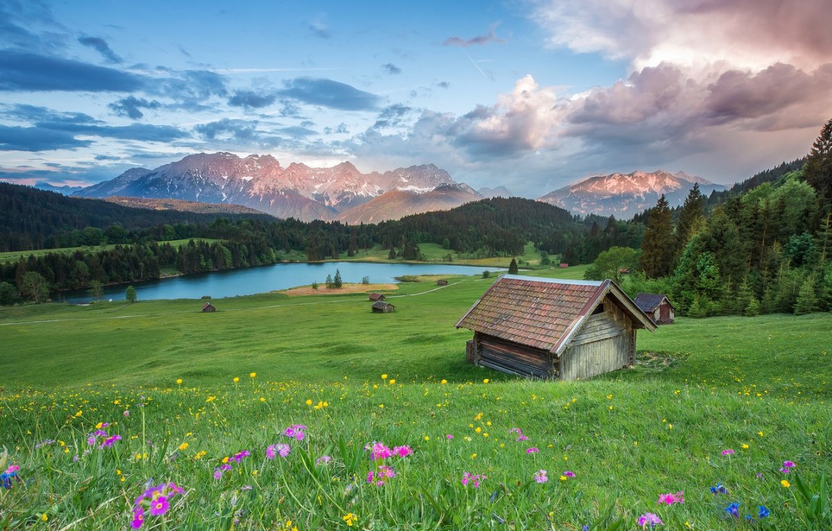 Деревня в Альпах у озера