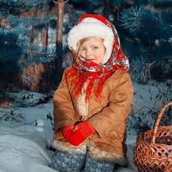 Пазл: С корзинкой в лесу