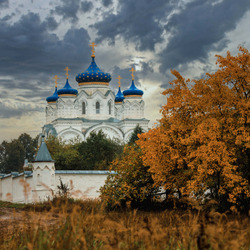 Пазл: Монастырь в осенних красках