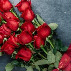 Пазл: Красные розы с красной лентой