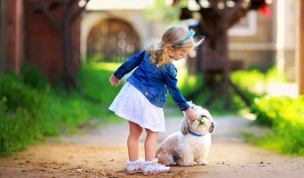 Замечательная прогулка. Девочка с собакой. Для детей. Животные. Позитивные фото. Прогулки с малышом.