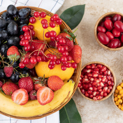 Пазл: Тарелки фруктов и ягод