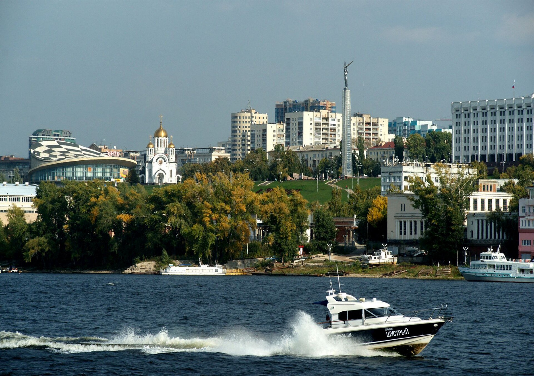 Самара находится на берегу волги