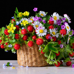 Пазл: Букет из цветов и земляники