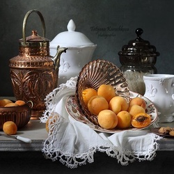 Пазл: С абрикосами и бабушкиной вазочкой 