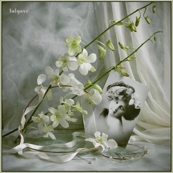 Пазл: Девочка с орхидеями