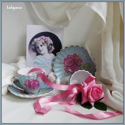 Пазл: Девочка с розовой розой