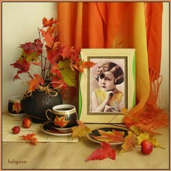 Пазл: Девочка с осенними листьями